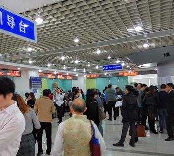 小区价格抵机场头上白斑怎么治疗 