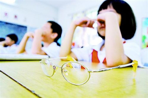 男子近视2000度腰上有白斑怎么治 
