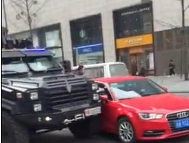 奥迪变道撞警车，白癜风为什么不好 